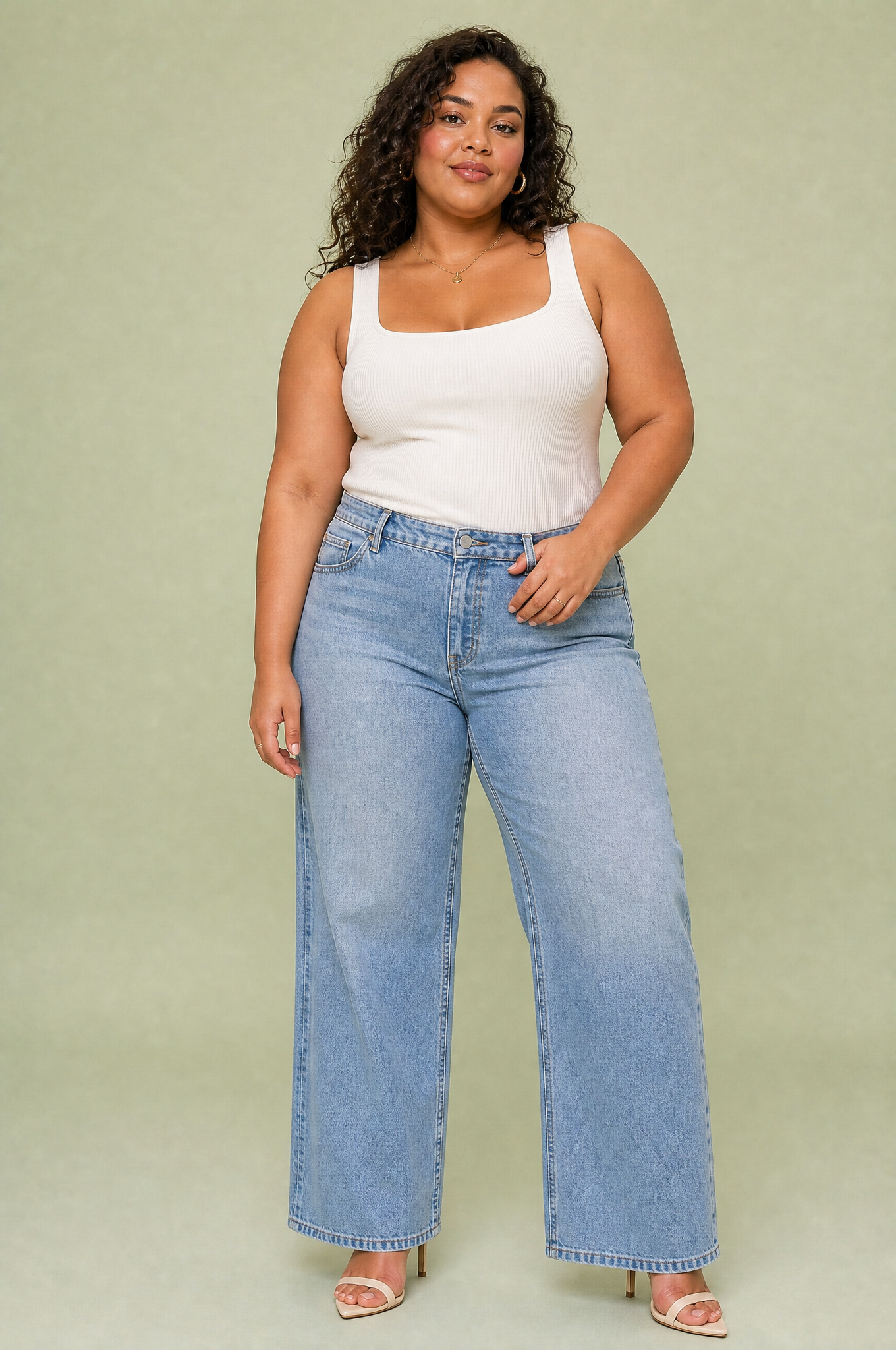 Jean large bleu clair taille mi-haute | Porté sur une silhouette plus ronde | Lounelle Paris