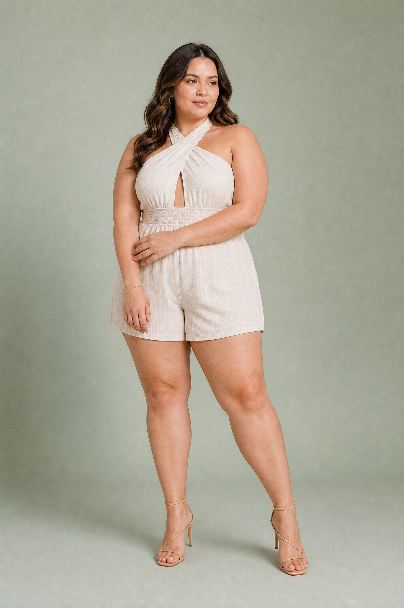Combishort beige col licou dos nu | Porté sur une silhouette plus ronde | Lounelle Paris