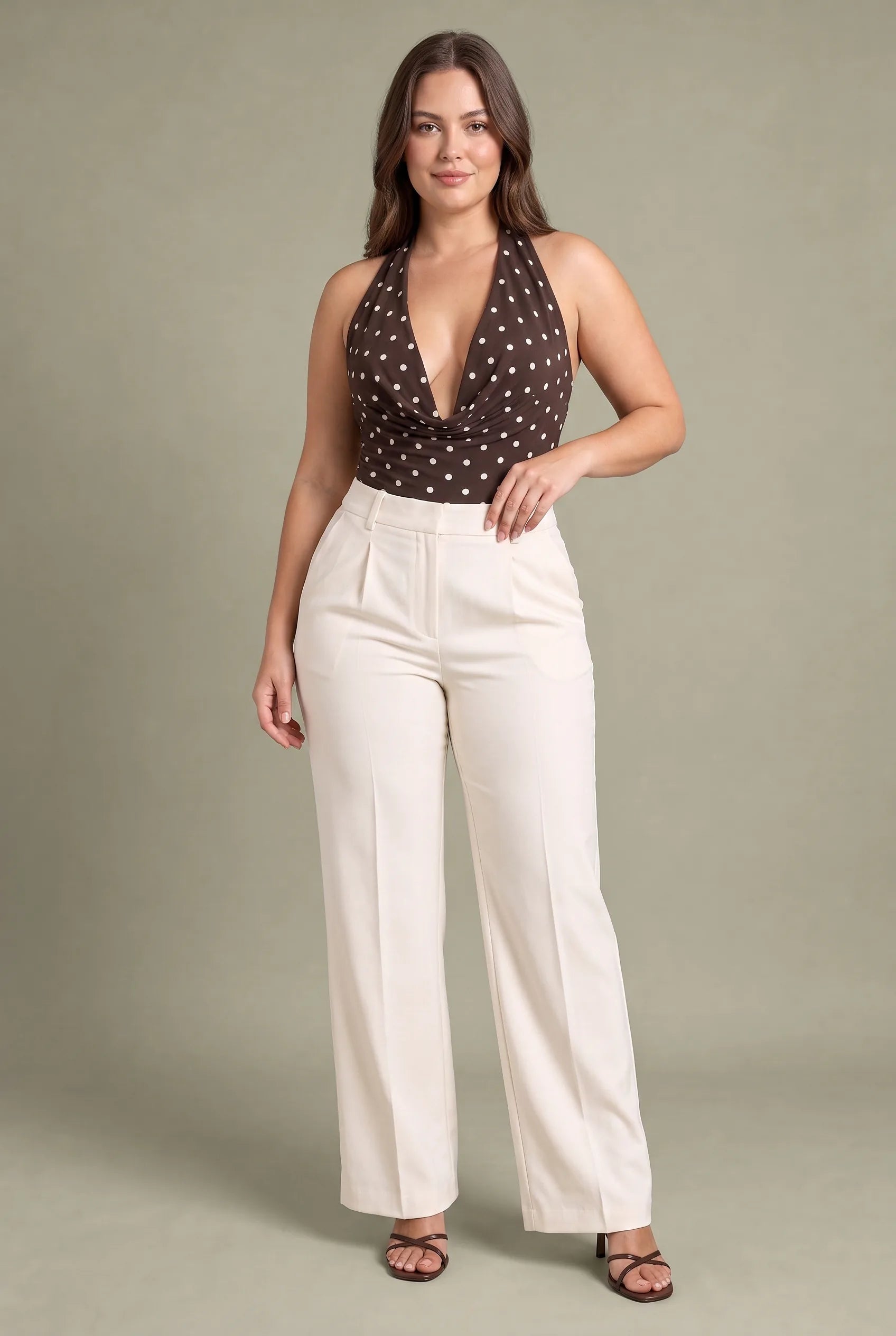 Body marron à pois décolleté drapé | Porté sur une silhouette plus ronde | Lounelle Paris