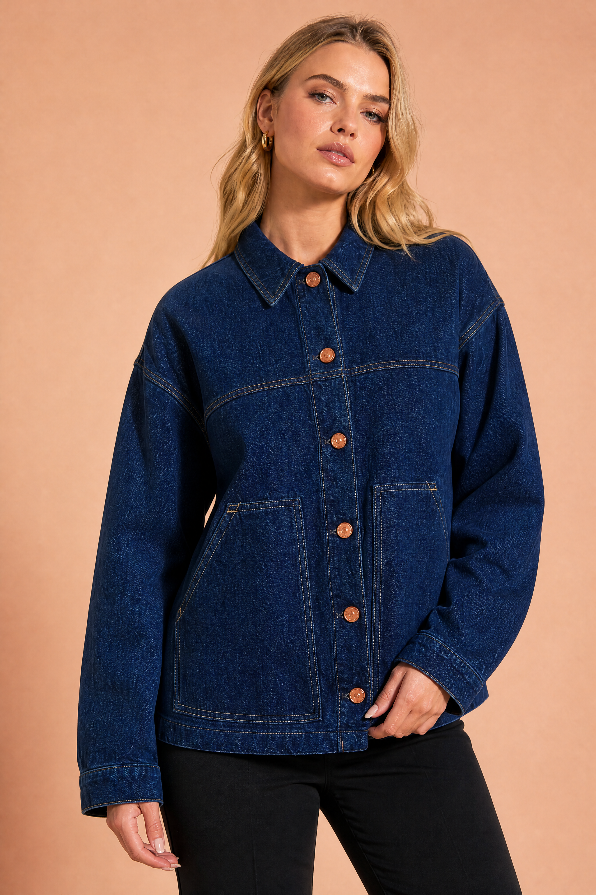 Veste en jean bleu foncé ample | Vue rapprochée | Lounelle Paris