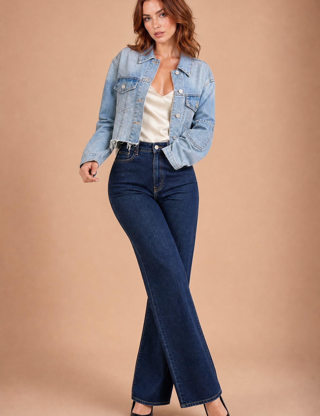 Veste en jean bleu clair courte effilochée | Vue de face | Lounelle Paris