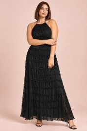 Robe longue plissée noire | Porté sur une silhouette plus ronde | Lounelle Paris