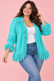 Gilet turquoise à franges | Porté sur une silhouette plus ronde | Lounelle Paris