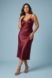 Robe nuisette longue bordeaux à dentelle | Porté sur une autre silhouette | Lounelle Paris