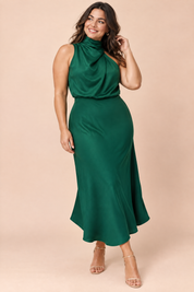Robe midi trapèze vert foncé à col foulard | Porté sur une silhouette plus ronde | Lounelle Paris