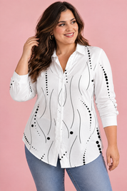 Chemise blanche boutonnée à imprimé géométrique | Porté sur une silhouette plus ronde | Lounelle Paris