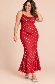 Robe longue sirène rouge à pois et encolure drapée | Porté sur une silhouette plus ronde | Lounelle Paris