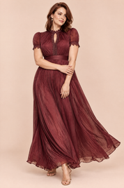 Robe longue bordeaux à volants | Porté sur une silhouette plus ronde | Lounelle Paris