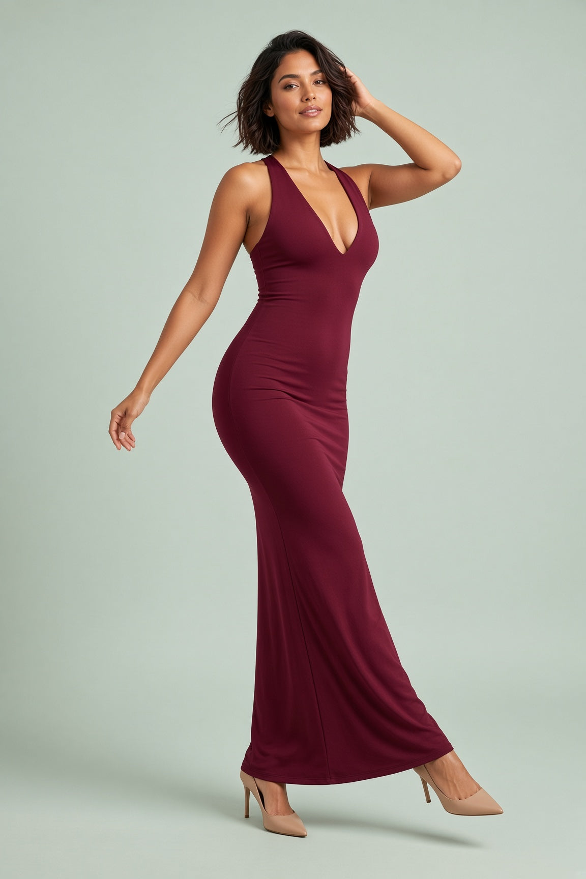 Robe longue bordeaux à décolleté plongeant avec gants | Vue en mouvement | Lounelle Paris
