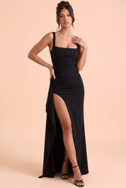 Robe longue noire à encolure carrée, dos plongeant et fente latérale sur la cuisse | Vue de face | Lounelle Paris