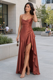 Robe asymétrique rouille à col bénitier | Photo lifestyle | Lounelle Paris