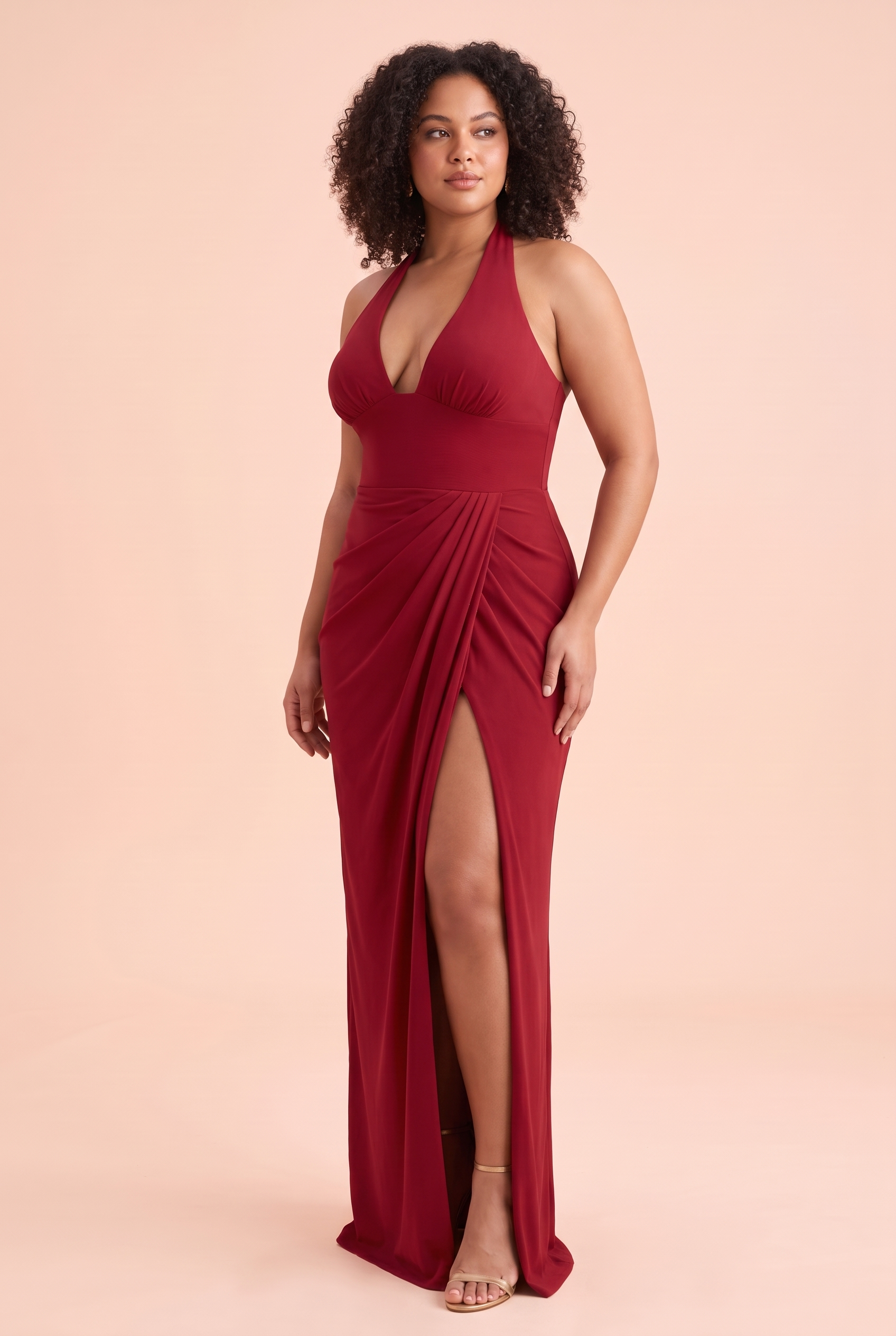 Robe longue rouge à décolleté plongeant | Porté sur une silhouette plus ronde | Lounelle Paris