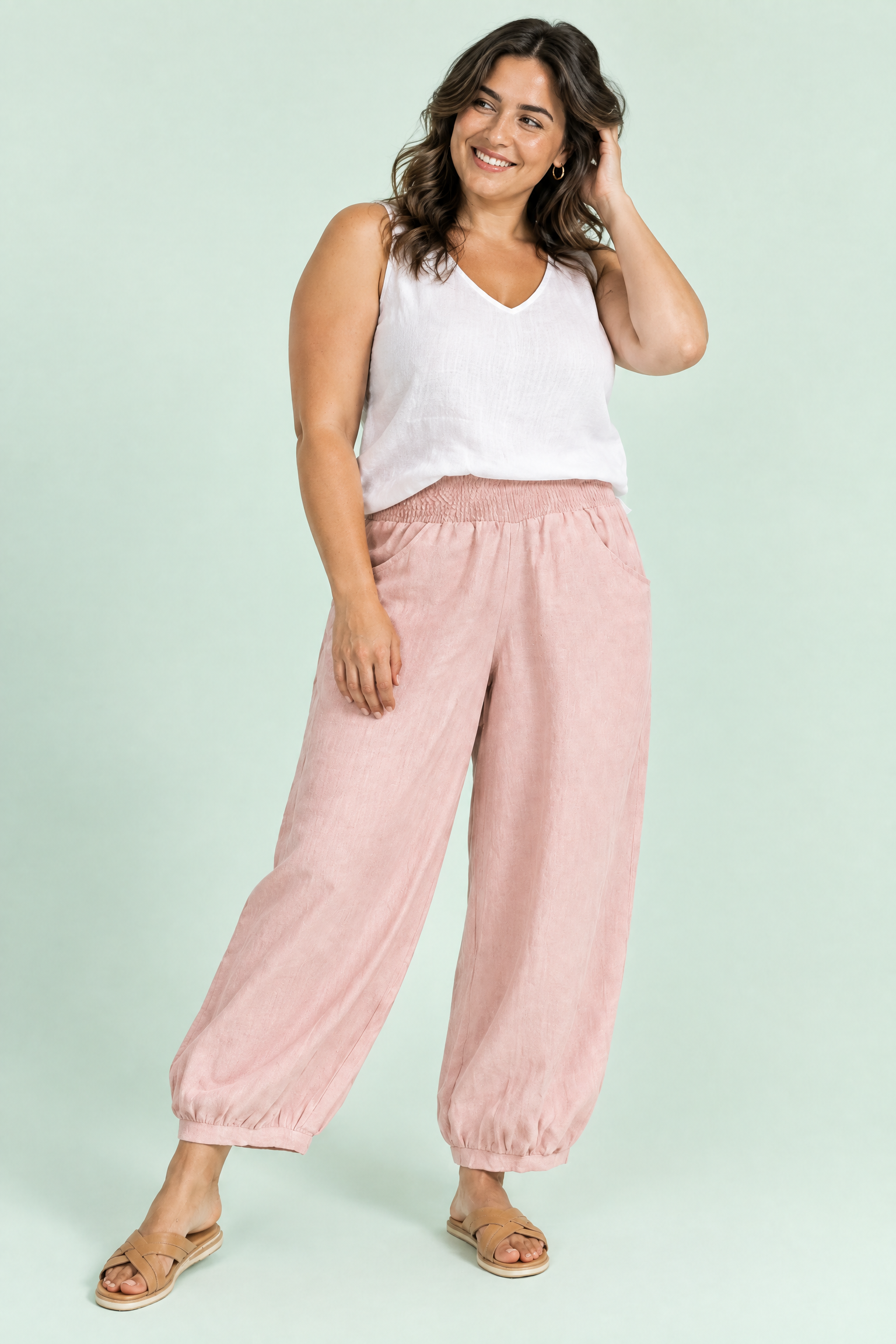 Pantalon rose court à jambes larges | Porté sur une silhouette plus ronde | Lounelle Paris