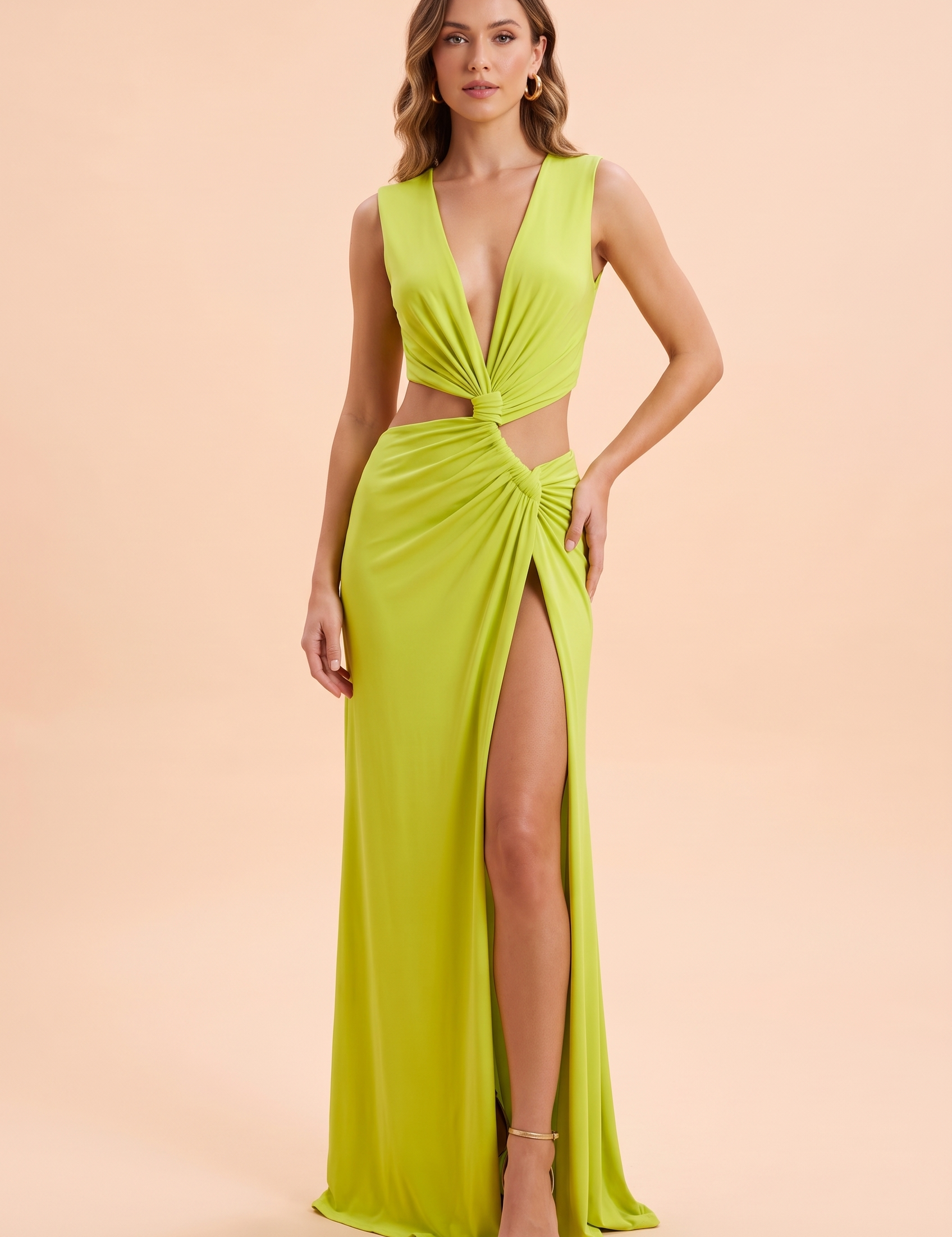 Robe longue verte à encolure asymétrique, découpes à la taille et détails dorés | Vue de face | Lounelle Paris