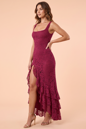 Robe longue en dentelle bordeaux à décolleté plongeant et volants | Vue de face | Lounelle Paris