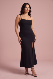 Robe noire fendue avec dos en dentelle | Porté sur une autre silhouette | Lounelle Paris
