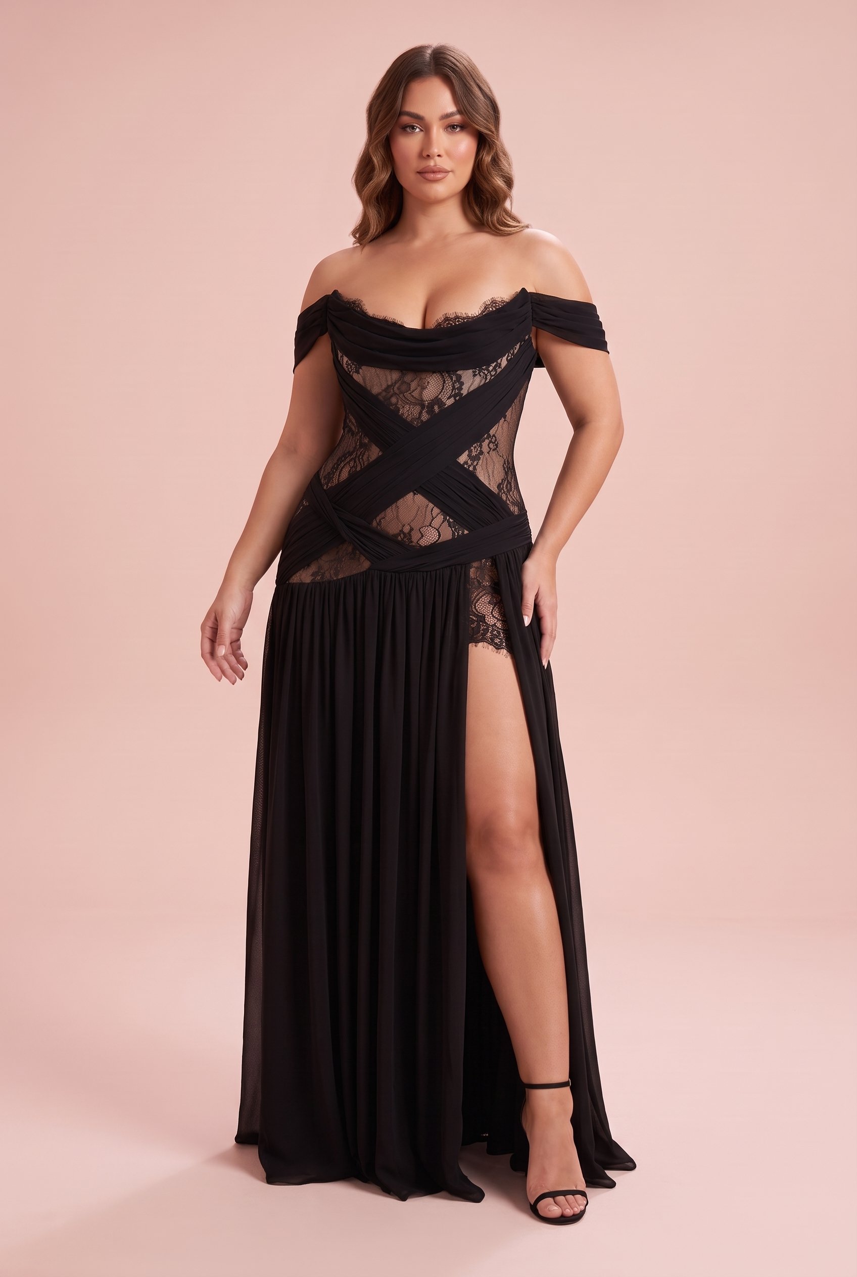 Robe noire à découpes et col bénitier | Porté sur une autre silhouette | Lounelle Paris