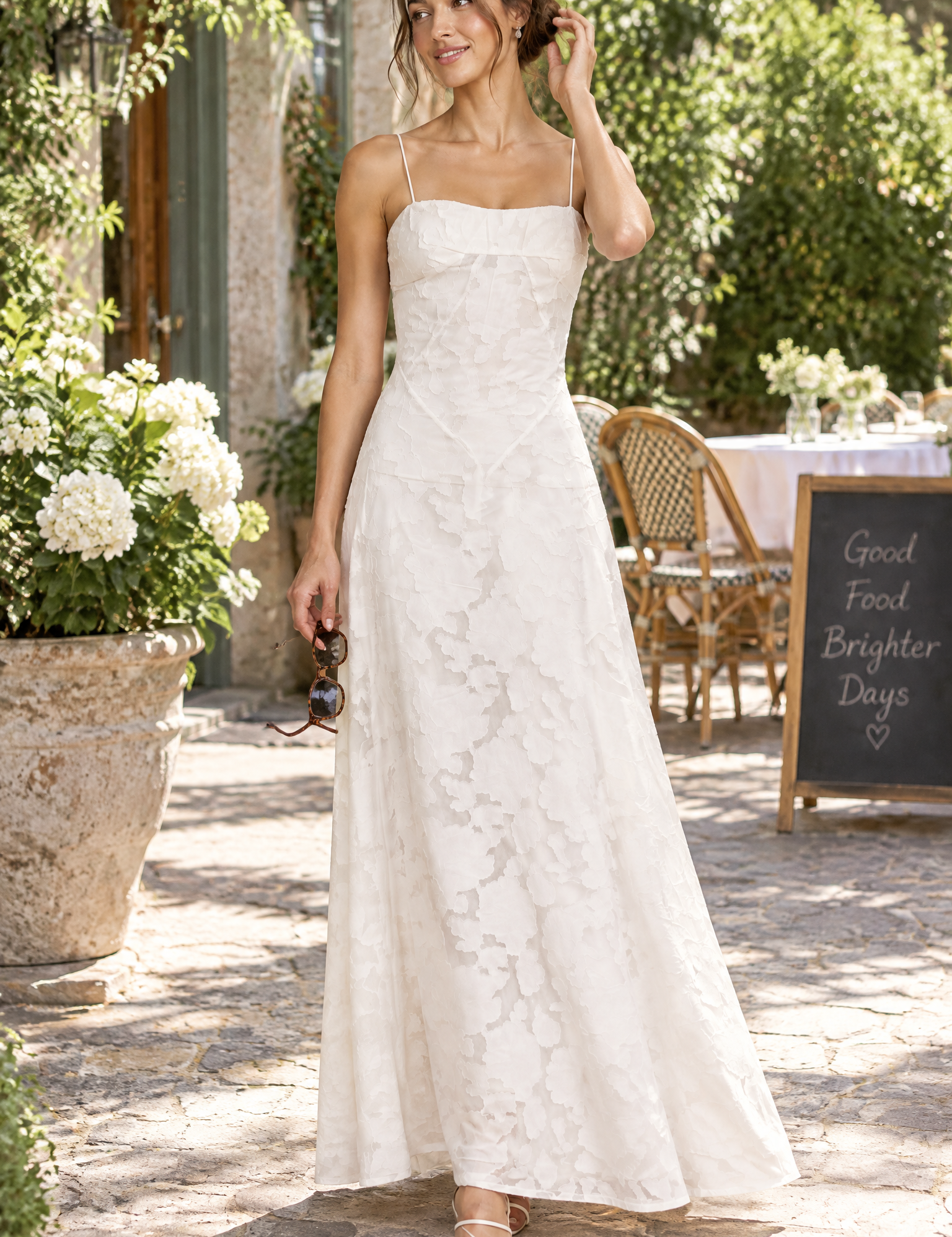 Robe longue fleurie blanche | Photo lifestyle | Lounelle Paris