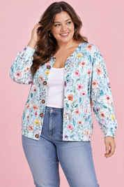 Cardigan bleu clair boutonné à col rond | Porté sur une silhouette plus ronde | Lounelle Paris