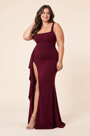Robe longue bordeaux à encolure carrée, dos plongeant et fente latérale sur la cuisse | Porté sur une silhouette plus ronde | Lounelle Paris