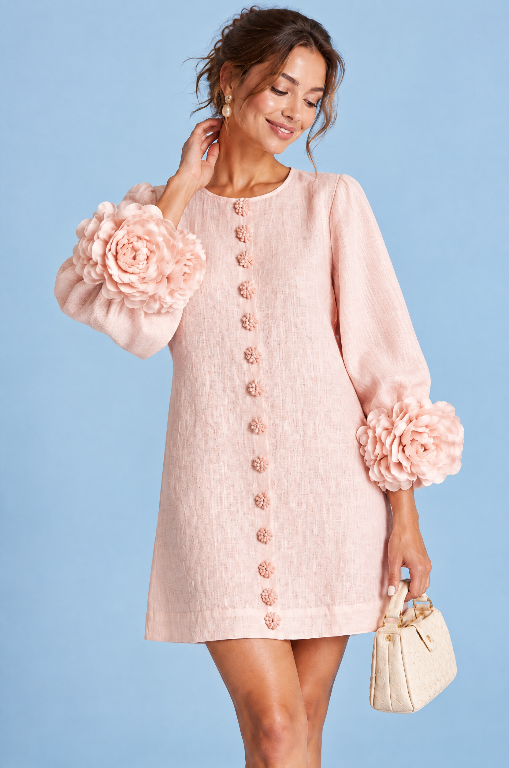 Robe droite rose à manches bouffantes et poignets à volants | Vue rapprochée | Lounelle Paris