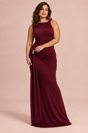 Robe longue rouge foncé à col montant, drapée, avec manches torsadées | Porté sur une silhouette plus ronde | Lounelle Paris