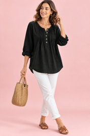 Blouse noire en coton à col rond et patte de boutonnage plissée | Vue de face | Lounelle Paris