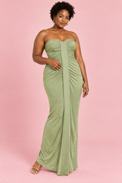 Robe longue portefeuille verte à décolleté cœur et fronces | Porté sur une silhouette plus ronde | Lounelle Paris