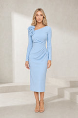 Robe asymétrique à fleur d'épaule