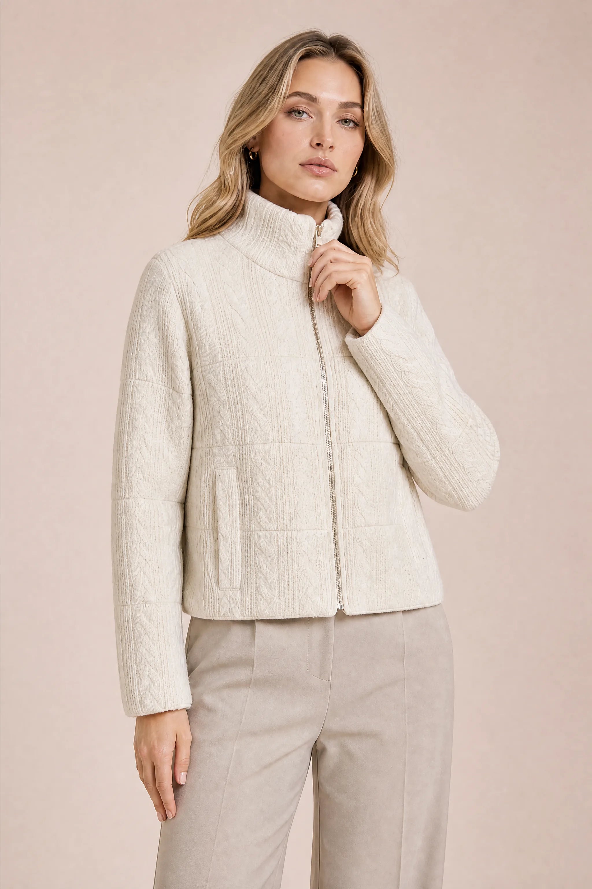Veste maille beige col montant | Vue rapprochée | Lounelle Paris